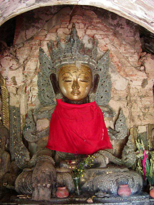 Antiguo Buda en el complejo de Takhaung Mwedaw, Sagar - Myanmar (Birmania)