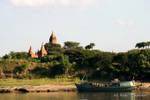Barco verde en el Ayeryawadi, Bagan, Birmania.