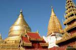 Varios stupas Shwezigon, Bagan, Birmania.