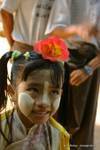 Niña con una flor en su cabeza, Bagan, Birmania.