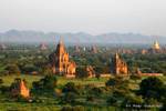 Por montes y valles, vistas al valle de la antigua Bagan al atardecer, Birmania.