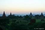 Colores crepusculares en stupas antigua Bagan, Bagan, Birmania.