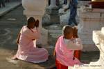 Monjas Praying Shwezigon Pagoda, Bagan, Birmania.