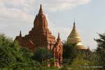 Templo detrás de la stupa de la pagoda Dhammayazika, Bagan, Birmania.