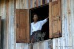La mujer con el gato en su ventana, Lago Inle, Birmania.