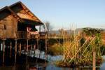 Los niños en la casa flotante lago y jardín, Lago Inle, Birmania.
