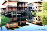 Reflexiones pisos casas sobre pilotes, Lago Inle, Birmania.