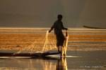 Pescador Intha con una red, Lago Inle, Birmania.
