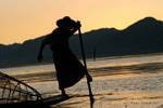 La técnica de remo con Intha pierna, Lago Inle, Birmania.