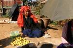 Pa-O mujer vendiendo manzanas en el mercado, Lago Inle, Birmania.