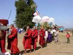 Procesión de monjes en rojo, Taung A, lago Inle, Birmania.