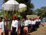 El desfile reliquia y procesionaria en Taung To, Lago Inle, Birmania.