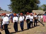 Grupo de músicos en la procesión, Taung To, Lago Inle, Birmania.