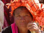 La mirada de la mujer pensativa Pa-o, Lago Inle, Birmania.