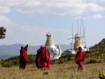 Monjes y dragones cerca de Shan Templo Khaung Daing, Lago Inle, Birmania.