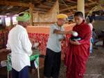 Ofrenda de arroz cerca del templo de Khaung Daing, Lago Inle, Birmania.