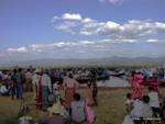 Multitud de comenzar de nuevo después de que el mercado y la fiesta religiosa, Khaung Daing, Lago Inle, Birmania.