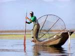 Pescador utilizando el remo como un polo de navegación, Lago Inle, Birmania.