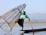Lanzar la red, pesca en el Lago Inle, Birmania.
