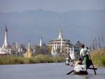 Canales y estupas bosque, lago Inle, Birmania.