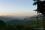 Vista de las montañas brumosas, área de Kalaw, Birmania.