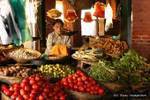 Bonita presentación de un vendedor pequeño mercado de verduras en Kalaw, Birmania.