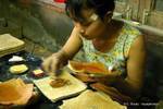 Trabajando para la configuración de la hoja de oro, Mandalay, Birmania.