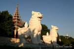 Los guardianes de la Mahamuni Pagoda, Mandalay, Birmania.