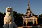 Otro punto de vista de un guardia de Mahamuni Pagoda, Mandalay, Birmania.
