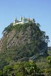 Monasterio en la parte superior de Taung Kalat, Monte Popa, Birmania.