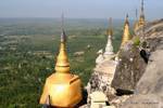 Vistas Golden Rock y de país, al pie de Taung Kalat, Monte Popa, Birmania.