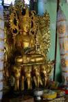 Crowned Buddha en elefantes, Taung Kalat, Monte Popa, Birmania.