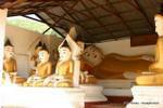 Budas sentados y Buda reclinado, Shwe U Min Pagoda, Pindaya, Birmania.
