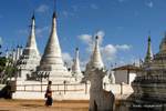 Filas de stupas blanco Shwe U Min Pagoda, Pindaya, Birmania.