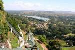 Vista al lago desde el santuario Pindaya, Birmania.