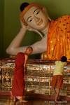 Busto de Buda reclinado, la pagoda de Shwedagon, Rangún, Birmania.