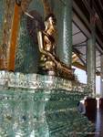Buda en un entorno kitch moderno, la pagoda de Shwedagon, Yangon, Birmania.