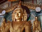 La cabeza de Buda y relojes, 9:30 AM, de Shwedagon, Yangon, Birmania.
