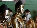 Budas en el pabellón al sureste de la terraza, de Shwedagon, Yangon, Birmania.