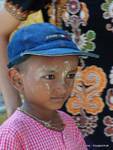 Los ojos deslumbrados del thanaka niño, Yangon, Birmania.