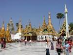 Frente al templo de Mahabodhi, la pagoda de Shwedagon, Rangún, Birmania.