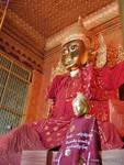 Buda en el vestido rojo en la pagoda en la esquina de Antiguo Yay gyár Tawya y Tar Shay St., Rangún, Birmania.