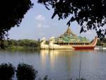 Karaweik réplica del birmano barcaza real en Kandawgyi Lago, Yangon, Birmania.