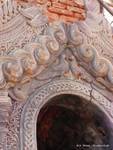 Pavos reales, escultura en relieve en Saga, Takhaung Pagoda, Birmania.