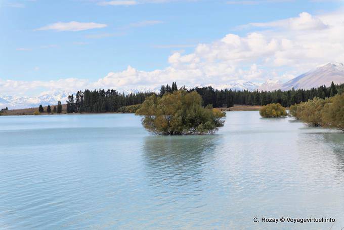 Los pies en el agua, el lago Tekapo, Canterbury - Nueva-Zelanda