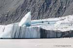 Trozo de hielo se desprende del glaciar de Tasman Tasman Lake, Canterbury, Nueva-Zelanda.