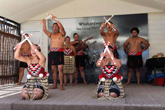 Tirakau y Tititorea, Whakarewarewa maorí espectáculo, Rotorua - Nueva-Zelanda