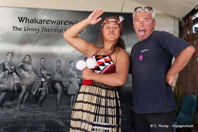 Haka postura de baile, Whakarewarewa maorí espectáculo, Rotorua - Nueva-Zelanda