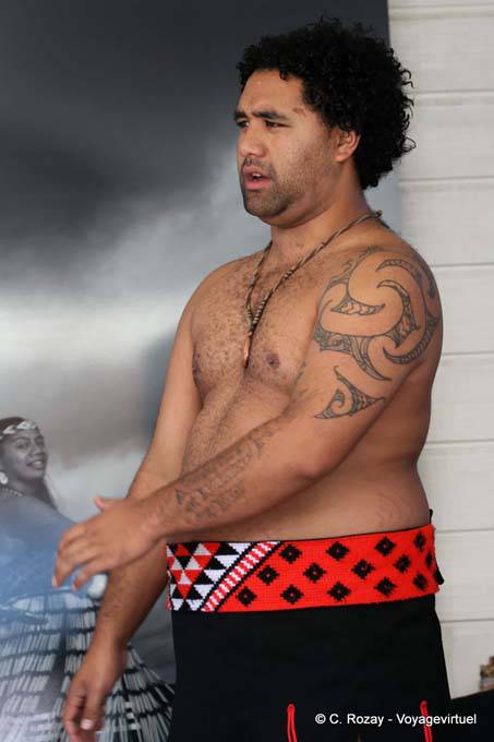 Tatuaje maorí, Whakarewarewa maorí espectáculo, Rotorua - Nueva-Zelanda