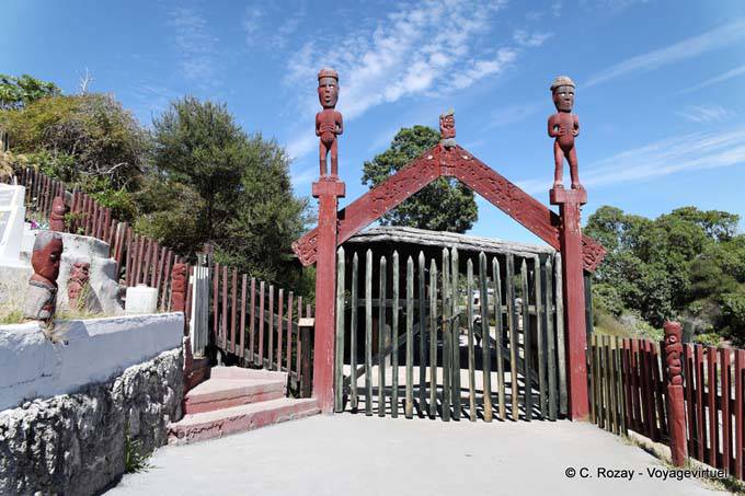 Portal de los tikis Tuhourangi-Ngati Wahiao, Whakarewarewa Thermal Village, Rotorua - Nueva-Zelanda